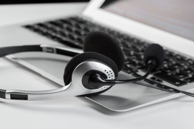 Tastatur mit Kopfhörern