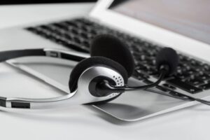 Tastatur mit Kopfhörern – Digitalisierung von Unterlagen